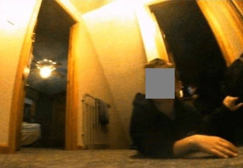 Pervert's dream: a robot vacuum cleaner took off the hostess on the toilet and leaked a photo