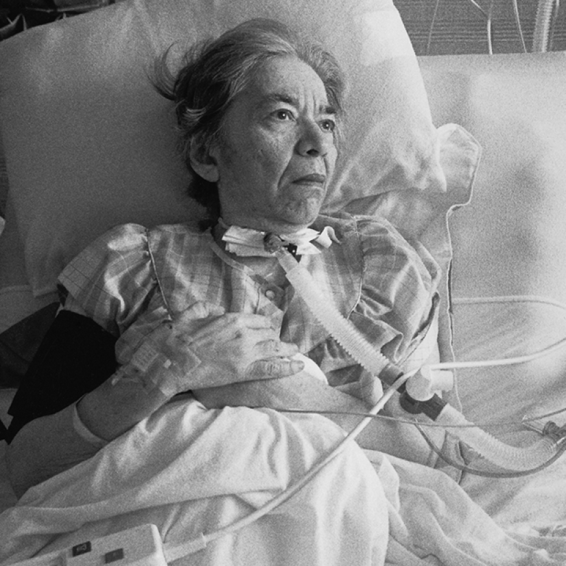 Photographer filmed the life and death of a mother who never kissed him