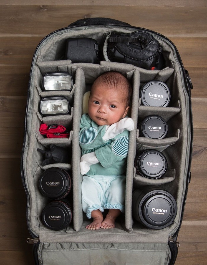 Photographers take pictures of their tiny children in photo bags Photographers take pictures of their tiny children in photo bags