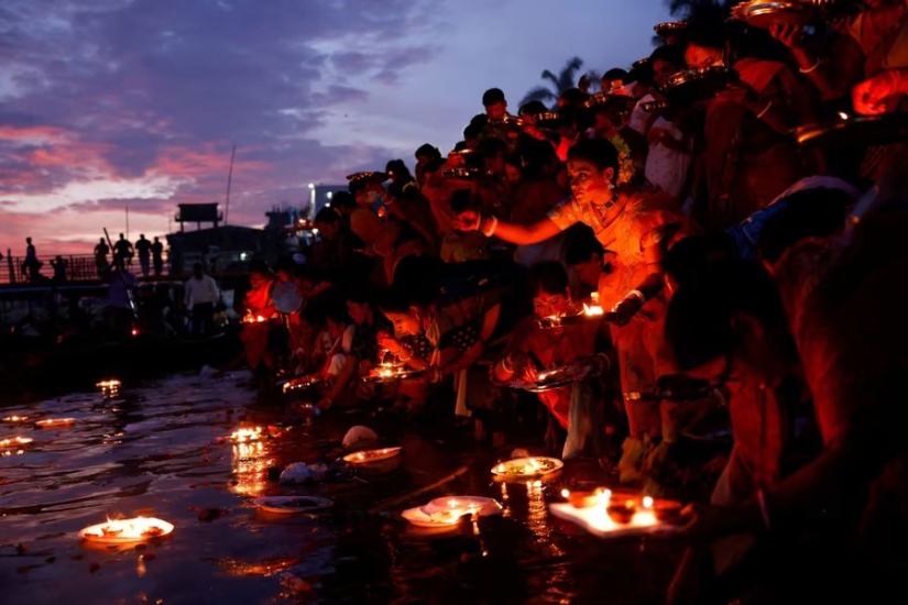 Photos of the Week: Oil Wrestling, Flaming Bull, Gorgosaurus Sale
