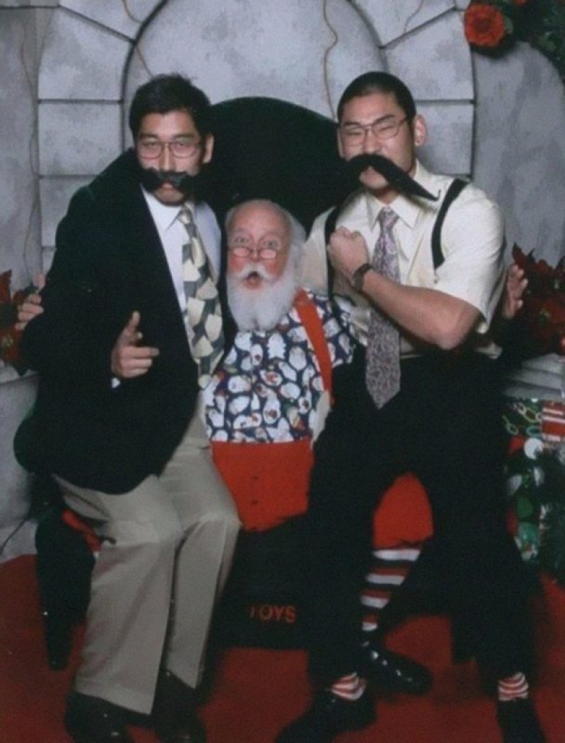 Photos with Santa from year to year: friends have been photographed in different images since 2006