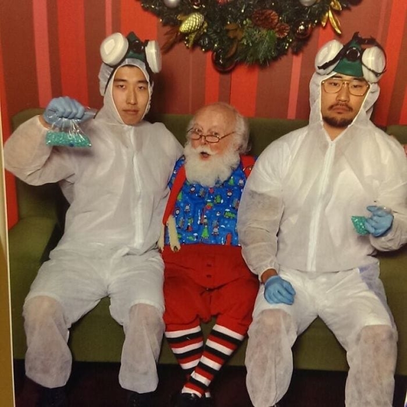 Photos with Santa from year to year: friends have been photographed in different images since 2006