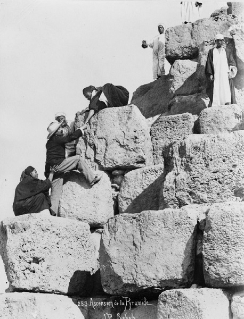 Picnic on the pyramids: tourists in Giza during the British occupation Picnic on the pyramids: tourists in Giza during the British occupation
