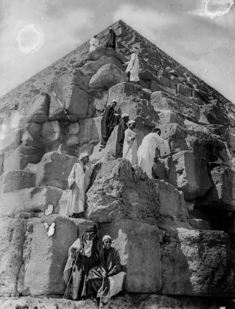 Picnic on the pyramids: tourists in Giza during the British occupation Picnic on the pyramids: tourists in Giza during the British occupation