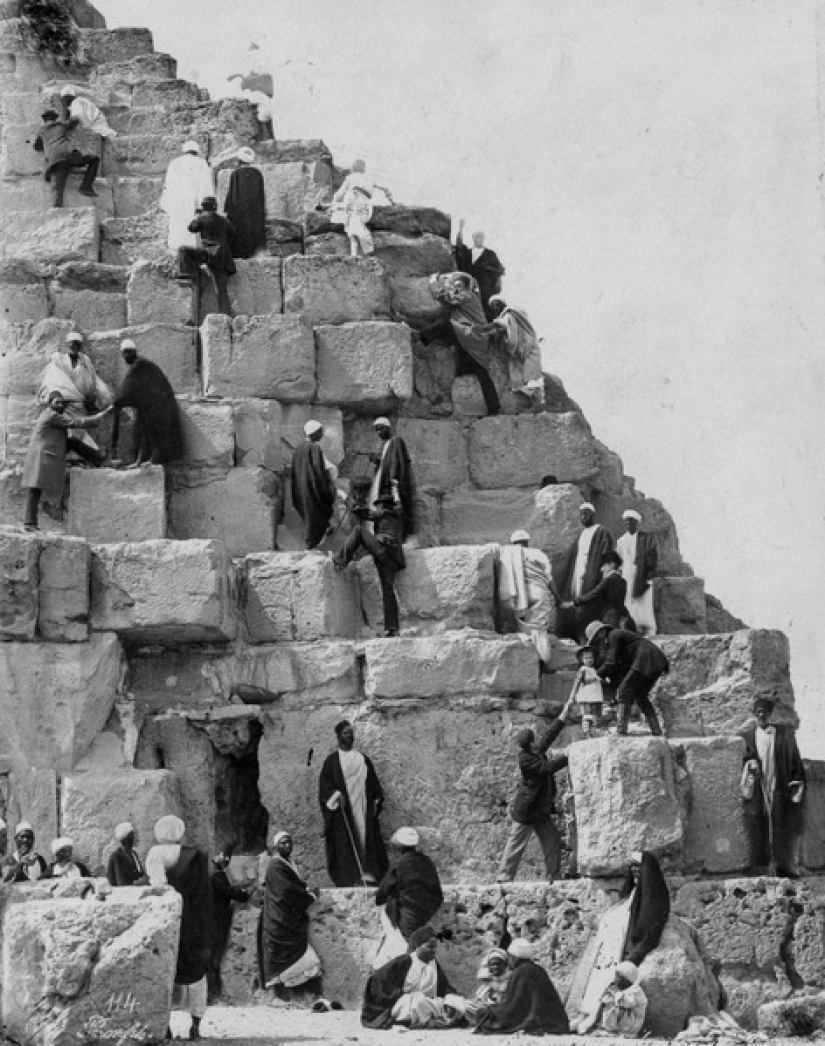 Picnic on the pyramids: tourists in Giza during the British occupation Picnic on the pyramids: tourists in Giza during the British occupation