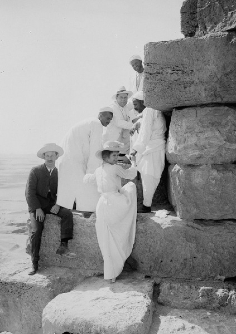 Picnic on the pyramids: tourists in Giza during the British occupation Picnic on the pyramids: tourists in Giza during the British occupation