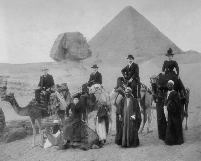 Picnic on the pyramids: tourists in Giza during the British occupation Picnic on the pyramids: tourists in Giza during the British occupation