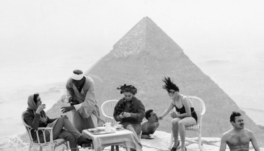 Picnic on the pyramids: tourists in Giza during the British occupation