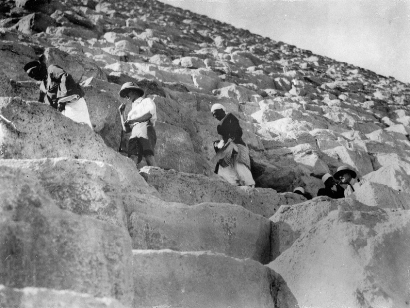 Picnic on the pyramids: tourists in Giza during the British occupation Picnic on the pyramids: tourists in Giza during the British occupation