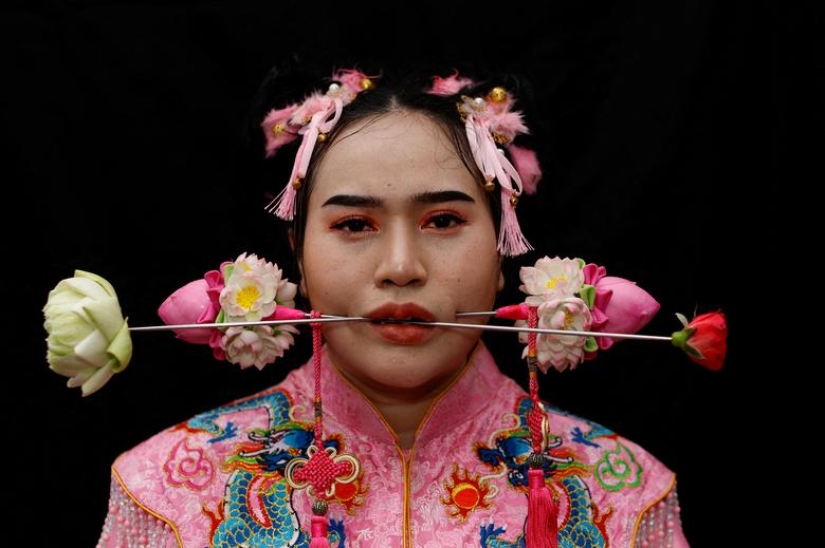 Piercings extremos ponen a los devotos en trance de limpieza del alma en festival tailandés