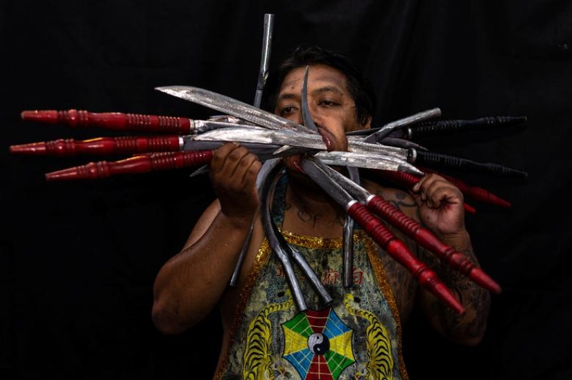 Piercings extremos ponen a los devotos en trance de limpieza del alma en festival tailandés