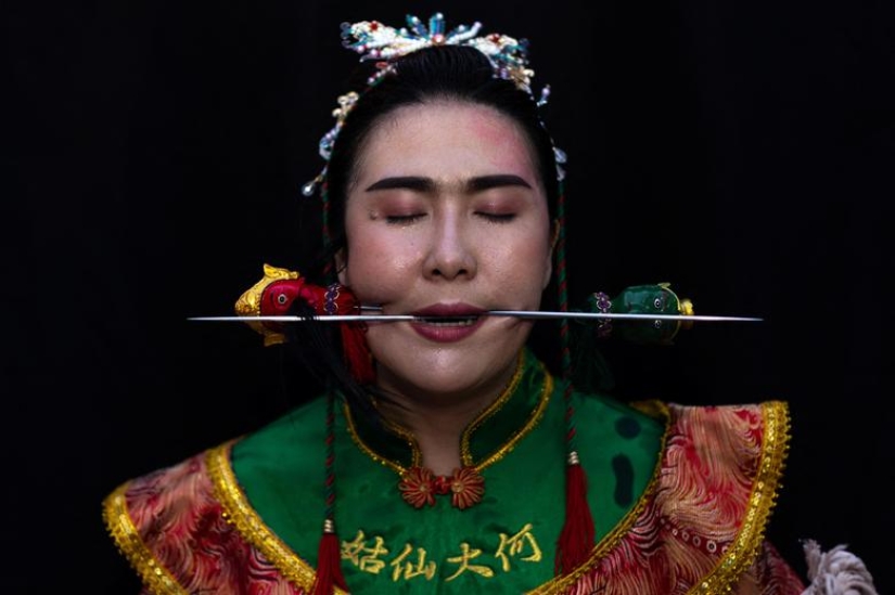 Piercings extremos ponen a los devotos en trance de limpieza del alma en festival tailandés