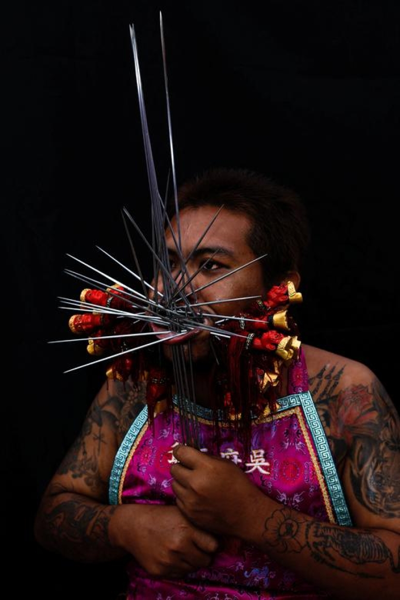 Piercings extremos ponen a los devotos en trance de limpieza del alma en festival tailandés