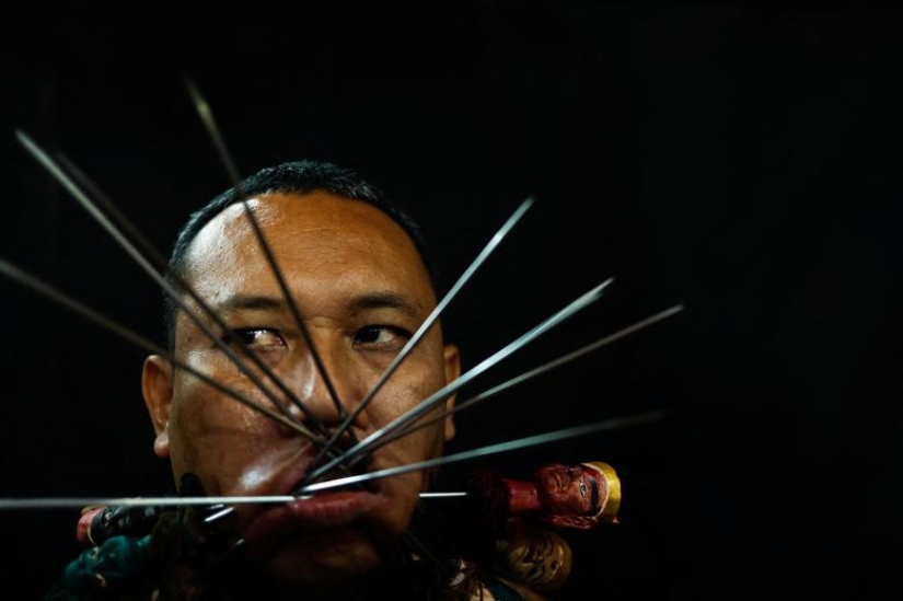 Piercings extremos ponen a los devotos en trance de limpieza del alma en festival tailandés