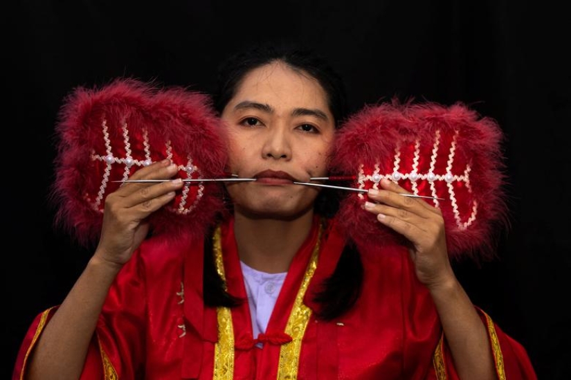 Piercings extremos ponen a los devotos en trance de limpieza del alma en festival tailandés