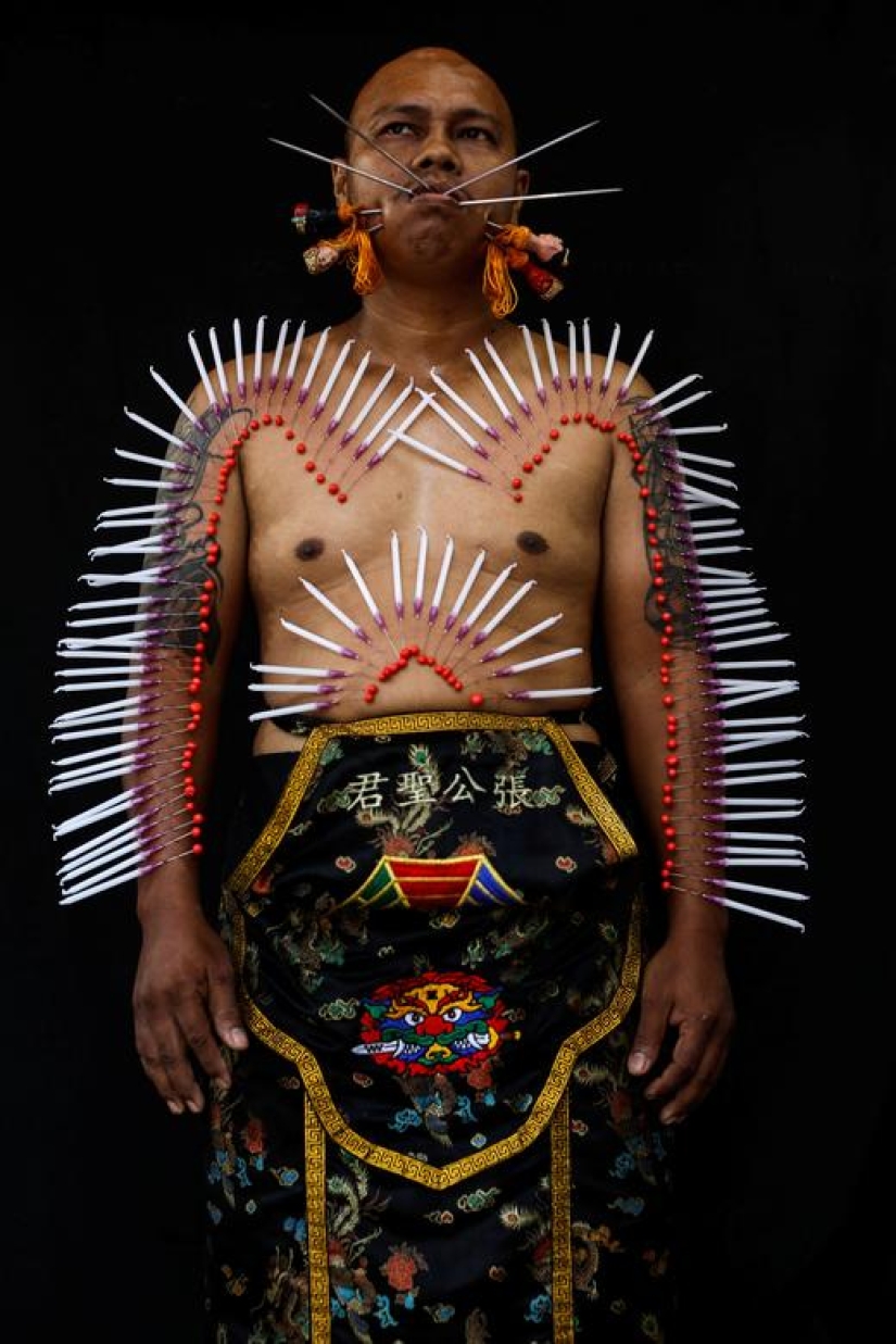 Piercings extremos ponen a los devotos en trance de limpieza del alma en festival tailandés