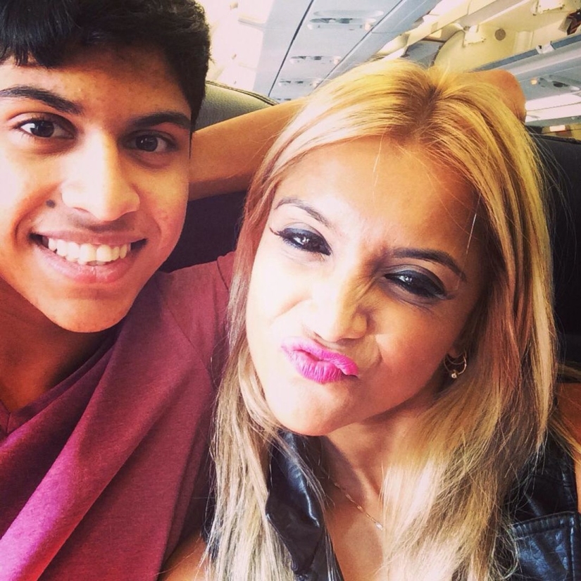 Plastic surgery, genetics or unknown secrets of youth? 40-year-old mom looks better than modern schoolgirls Plastic surgery, genetics or unknown secrets of youth? 40-year-old mom looks better than modern schoolgirls