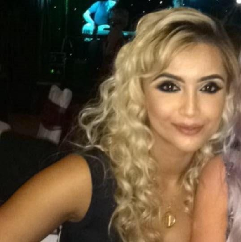 Plastic surgery, genetics or unknown secrets of youth? 40-year-old mom looks better than modern schoolgirls Plastic surgery, genetics or unknown secrets of youth? 40-year-old mom looks better than modern schoolgirls