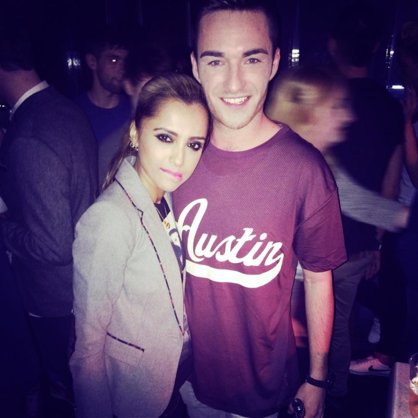 Plastic surgery, genetics or unknown secrets of youth? 40-year-old mom looks better than modern schoolgirls Plastic surgery, genetics or unknown secrets of youth? 40-year-old mom looks better than modern schoolgirls