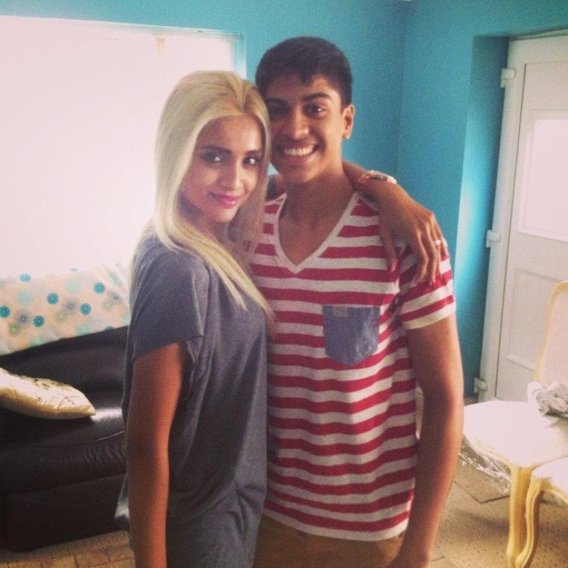 Plastic surgery, genetics or unknown secrets of youth? 40-year-old mom looks better than modern schoolgirls Plastic surgery, genetics or unknown secrets of youth? 40-year-old mom looks better than modern schoolgirls