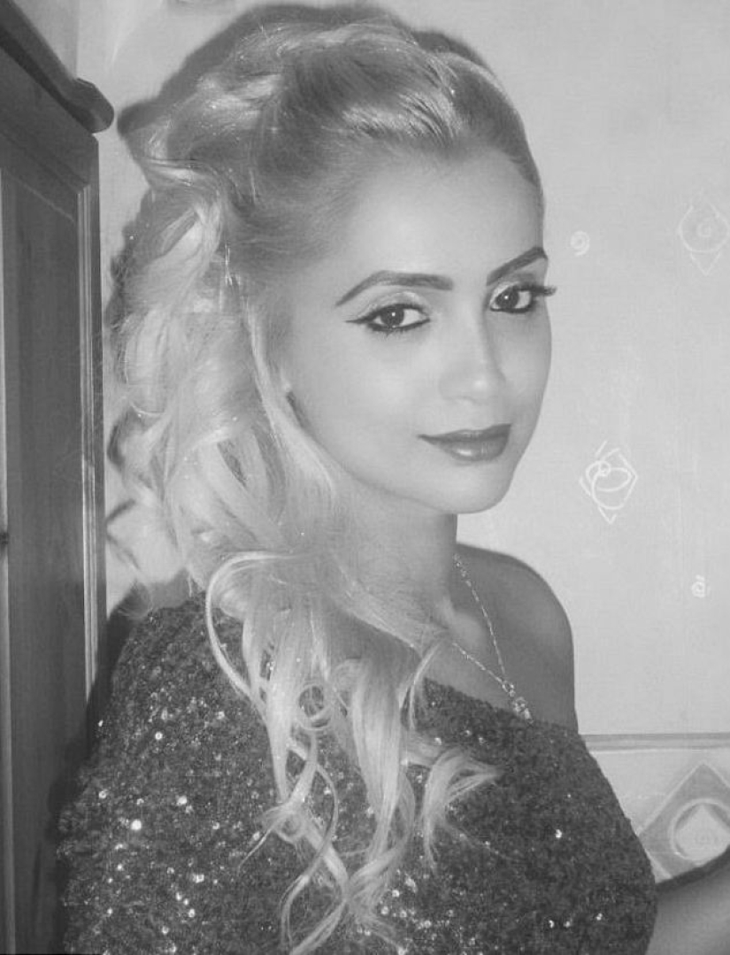 Plastic surgery, genetics or unknown secrets of youth? 40-year-old mom looks better than modern schoolgirls Plastic surgery, genetics or unknown secrets of youth? 40-year-old mom looks better than modern schoolgirls