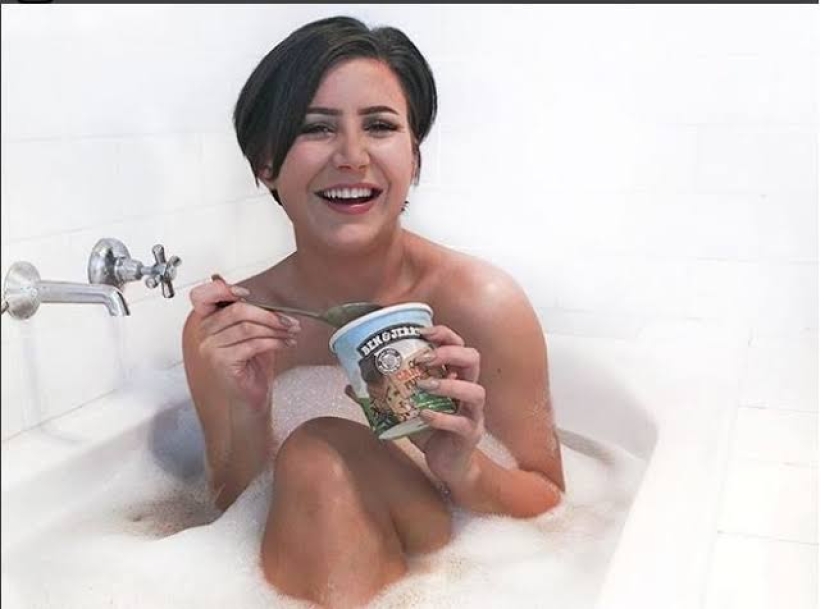 Pleasure for show: a famous blogger gets orgasms in public places Pleasure for show: a famous blogger gets orgasms in public places