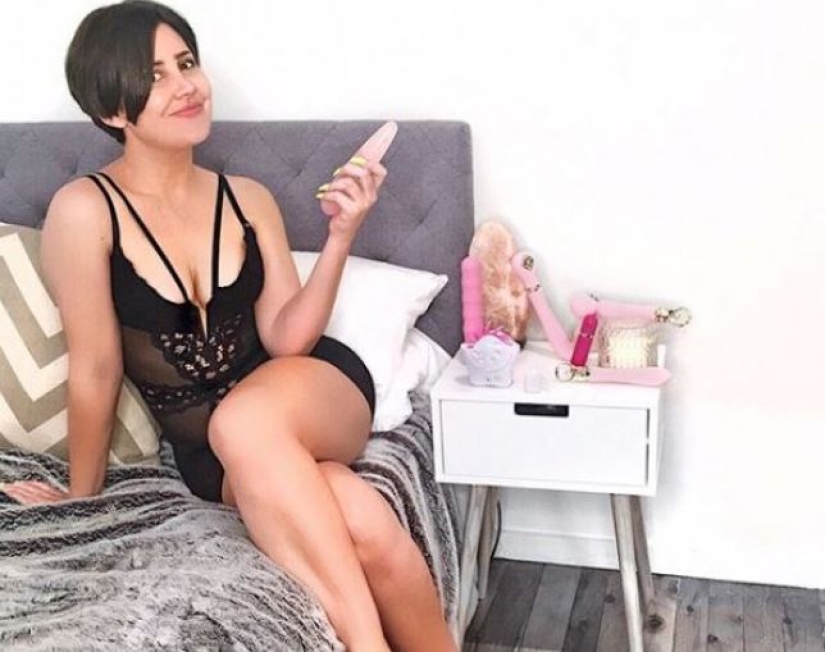 Pleasure for show: a famous blogger gets orgasms in public places Pleasure for show: a famous blogger gets orgasms in public places