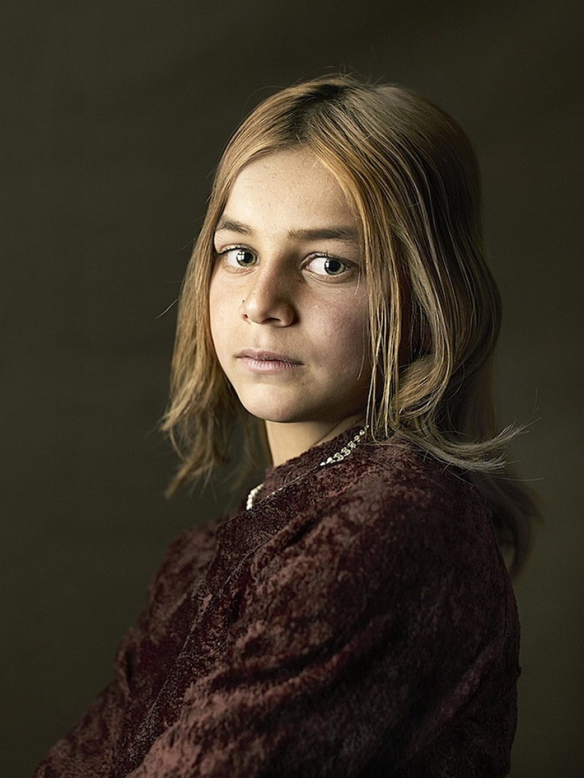 Poignant portraits of Pyrenean gypsies in the style of old paintings