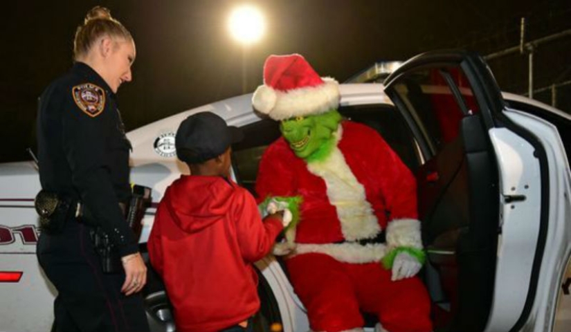 Police officers "detained" the Grinch thief of Christmas after a 5-year-old boy called 911