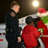 Police officers "detained" the Grinch thief of Christmas after a 5-year-old boy called 911 Police officers "detained" the Grinch thief of Christmas after a 5-year-old boy called 911
