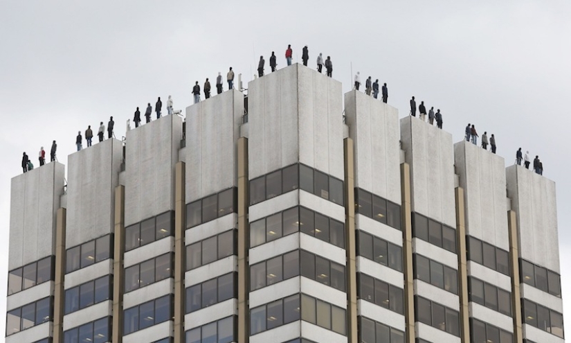Por qué hay estatuas de 84 hombres en el techo de un rascacielos de Londres