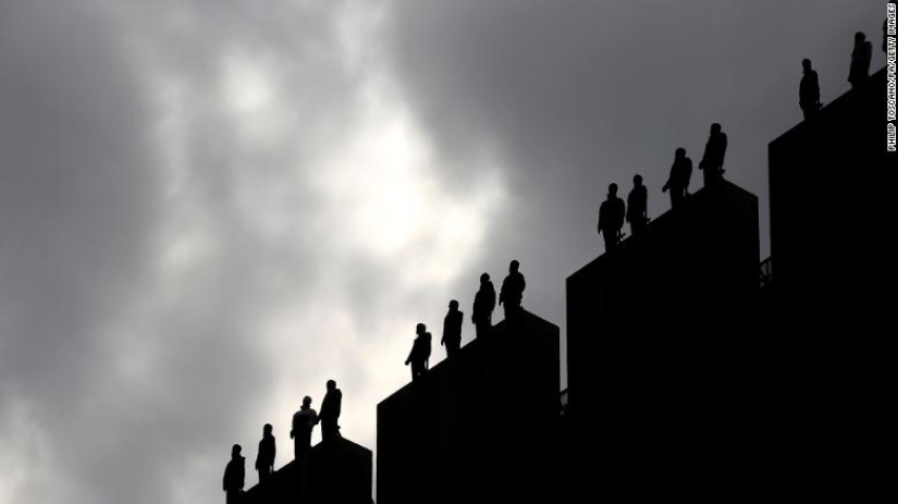 Por qué hay estatuas de 84 hombres en el techo de un rascacielos de Londres