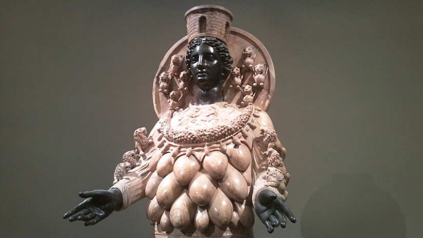 Por qué la humanidad se siente tan atraída por la imagen de las mujeres de tres pechos Por qué la humanidad se siente tan atraída por la imagen de las mujeres de tres pechos