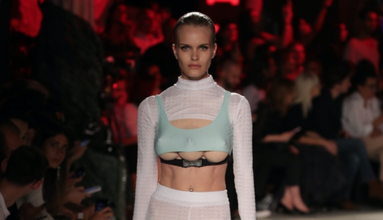 Por qué la humanidad se siente tan atraída por la imagen de las mujeres de tres pechos Por qué la humanidad se siente tan atraída por la imagen de las mujeres de tres pechos