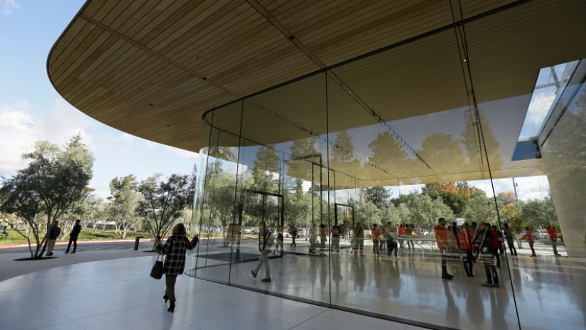 Por qué los empleados de la nueva sede de Apple se rompen la frente en el trabajo