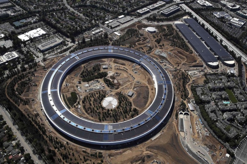 Por qué los empleados de la nueva sede de Apple se rompen la frente en el trabajo