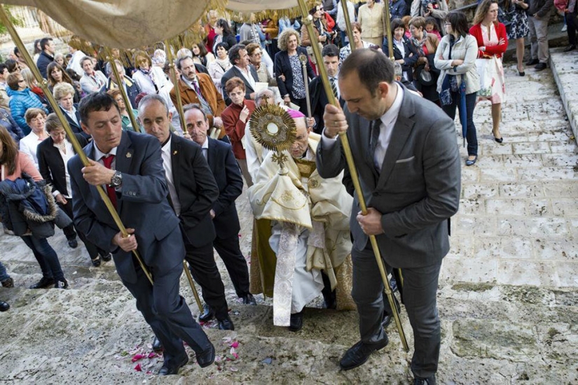 Por qué los españoles se disfrazan de demonios y saltan por encima de los bebés Por qué los españoles se disfrazan de demonios y saltan por encima de los bebés