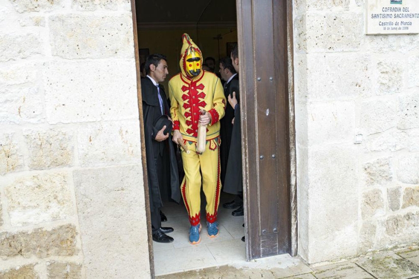 Por qué los españoles se disfrazan de demonios y saltan por encima de los bebés Por qué los españoles se disfrazan de demonios y saltan por encima de los bebés