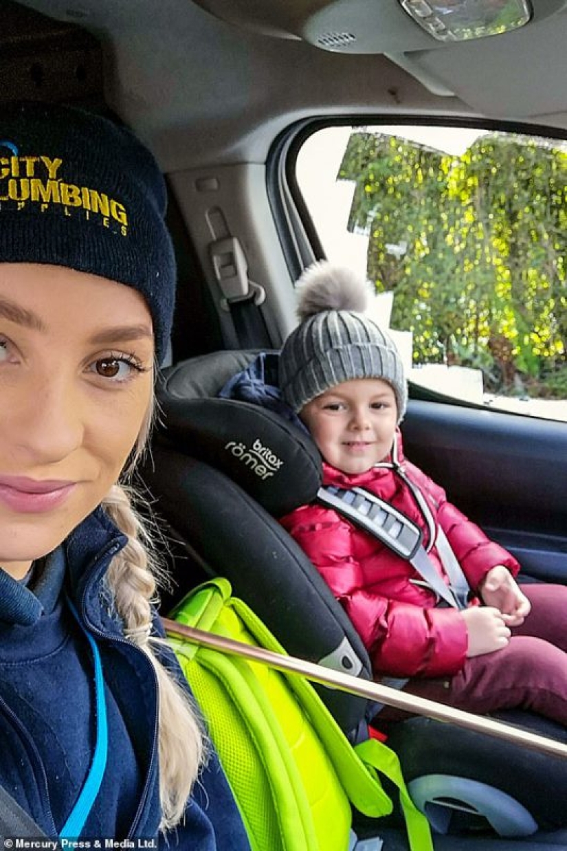 ¿Problemas con el elevador? Un hermoso plomero del Reino Unido se encargará de esto en cuestión de minutos