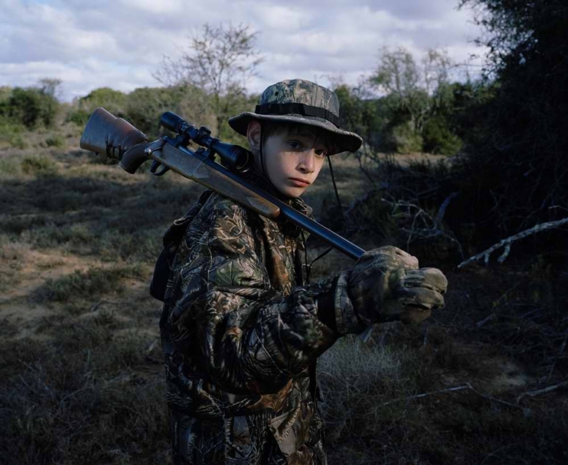 Provocativa foto del proyecto "Cazadores y presas"