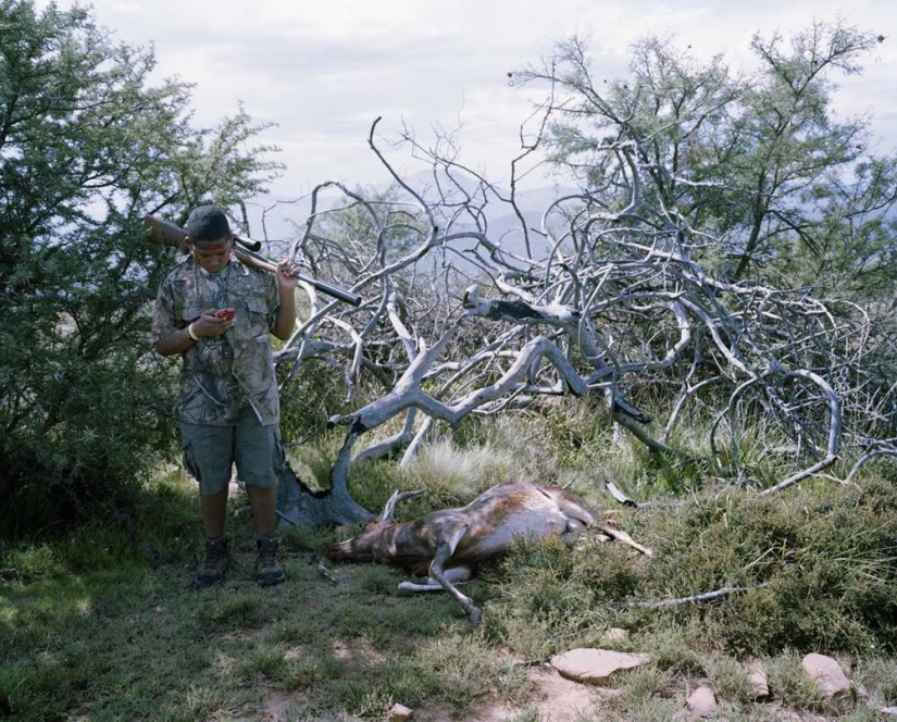 Provocativa foto del proyecto "Cazadores y presas"