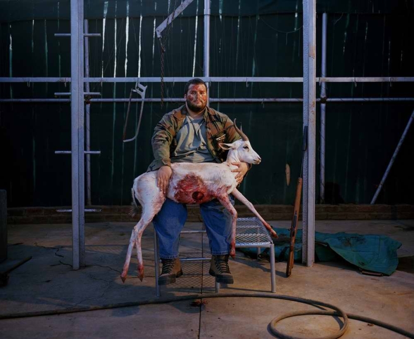 Provocativa foto del proyecto "Cazadores y presas"