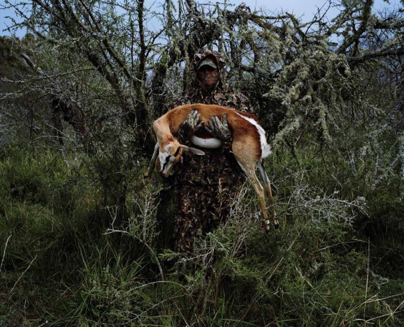 Provocativa foto del proyecto "Cazadores y presas"