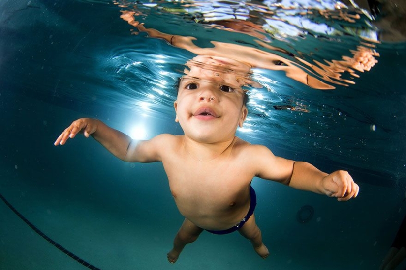 Proyecto fotográfico encantador-niños bajo el agua