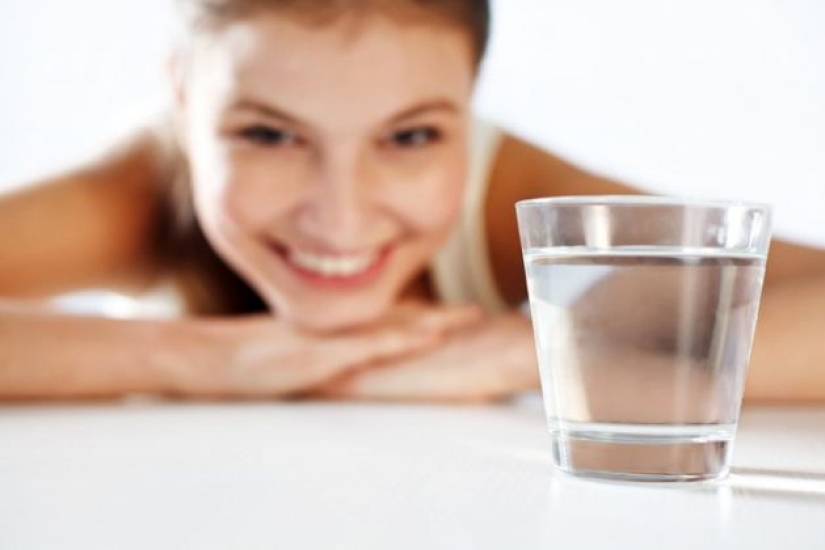 Qué pasa si bebes agua en ayunas durante un mes