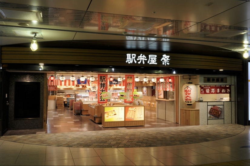 Raíz de loto, aperitivo de bardana y tortilla con jeroglíficos: lo que alimentan en la estación de tren de Tokio Raíz de loto, aperitivo de bardana y tortilla con jeroglíficos: lo que alimentan en la estación de tren de Tokio