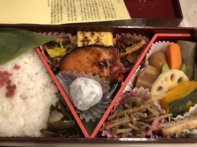 Raíz de loto, aperitivo de bardana y tortilla con jeroglíficos: lo que alimentan en la estación de tren de Tokio Raíz de loto, aperitivo de bardana y tortilla con jeroglíficos: lo que alimentan en la estación de tren de Tokio