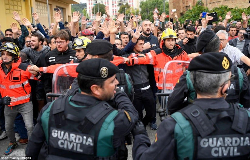 Referéndum de Cataluña: represión policial de los votantes