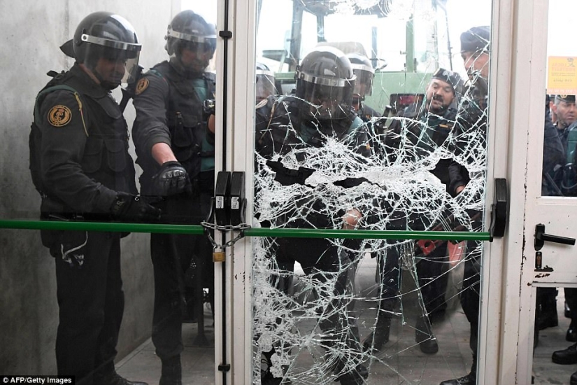 Referéndum de Cataluña: represión policial de los votantes