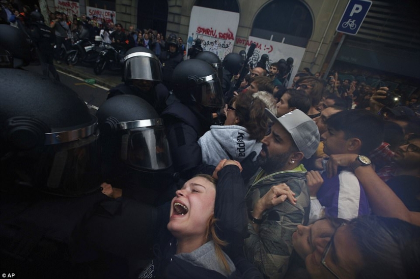 Referéndum de Cataluña: represión policial de los votantes